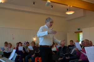 Vår dirigen Anders Rosén under en workshop i Torsögården.